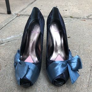 Paris Hilton black and Blue pumps